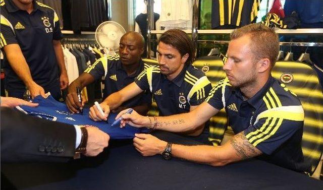 Fenerbahçeli Futbolcular İzmir’de İmza Dağıttı