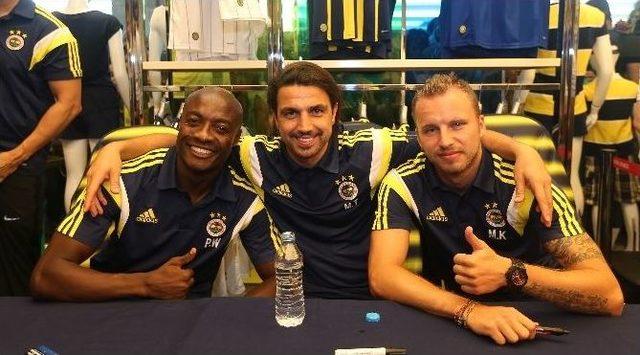 Fenerbahçeli Futbolcular İzmir’de İmza Dağıttı