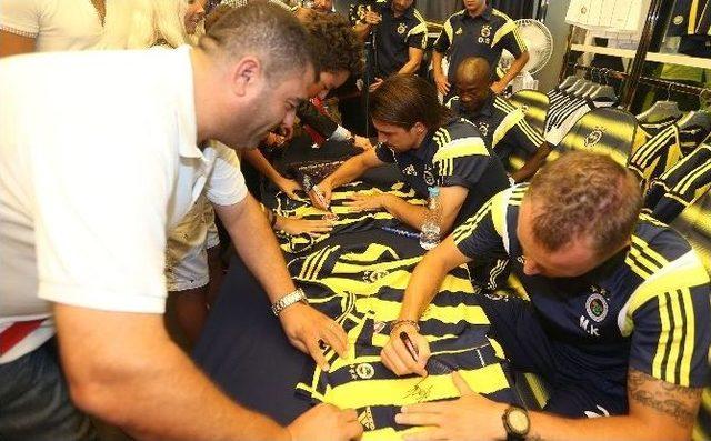 Fenerbahçeli Futbolcular İzmir’de İmza Dağıttı