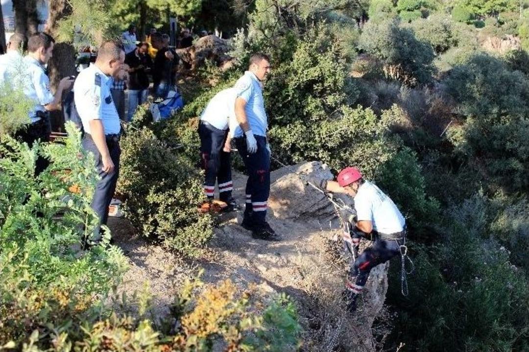 Falezlerden D&uuml;şen Gencin Cesedini İtfaiye &Ccedil;ıkardı