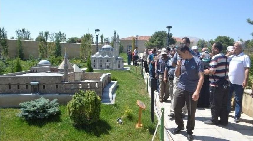 G&ouml;rme Engelliler 80 Binde Devr-i Alem Parkını Gezdi