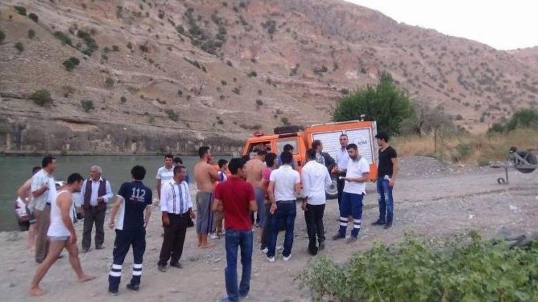 Baraj Kapakları A&ccedil;ıldı, 25 Kişi Suya Kapıldı