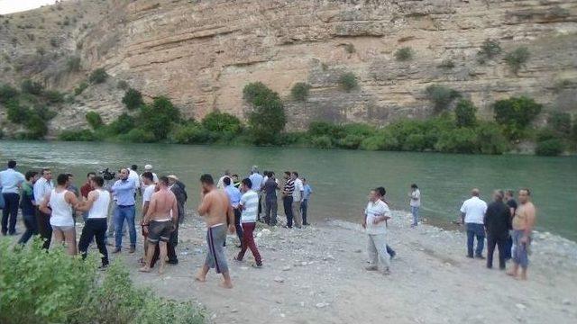 Baraj Kapakları Açıldı, 25 Kişi Suya Kapıldı
