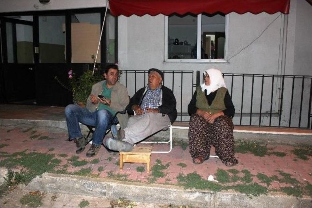 4,8&rsquo;lik Deprem Burdurluları Sokağa D&ouml;kt&uuml;