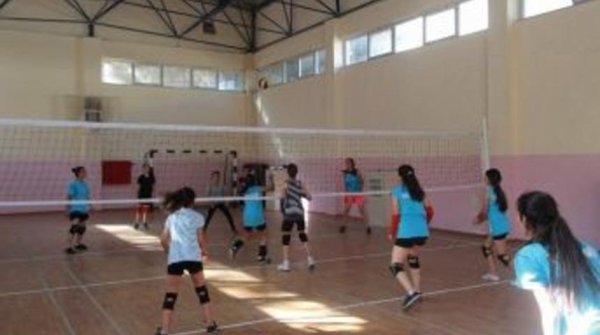 Voleybol Kursları Devam Ediyor