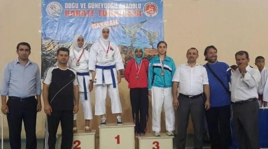 Karateciler Madalyalarla D&ouml;nd&uuml;