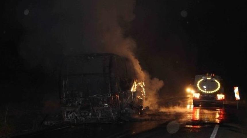 Yol Kenarına Terk Edilen Otob&uuml;s Alev Aldı