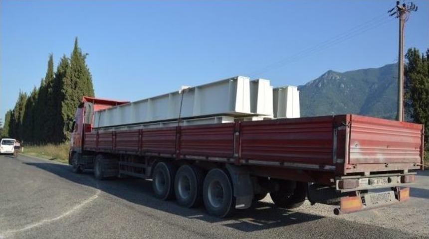 Tır S&uuml;r&uuml;c&uuml;s&uuml; Otomobilin Altında Kaldı