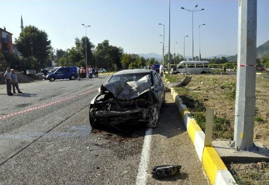 İş&ccedil;i Servisiyle Otomobil &Ccedil;arpıştı: 1 &Ouml;l&uuml;, 12 Yaralı