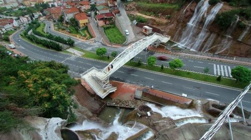 Şelaleler Hem Dinlendiriyor, Hem Serinletiyor