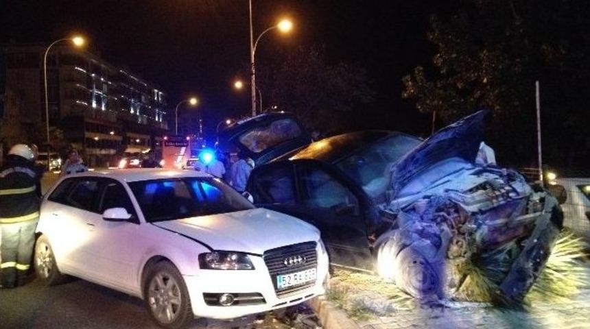 2 Otomobil &Ccedil;arpıştı: 3 Yaralı