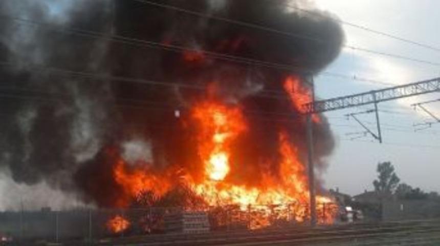 Kırklareli&rsquo;de Tren Garı&rsquo;nda Korkutan Yangın