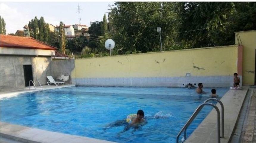 Sıcak Su Havuzunda Hem Y&uuml;z&uuml;yorlar Hem De Şifa Buluyorlar