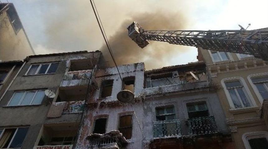 Beyoğlu&rsquo;nda Ahşap Binada &Ccedil;ıkan Yangın 3 Binaya Sı&ccedil;radı