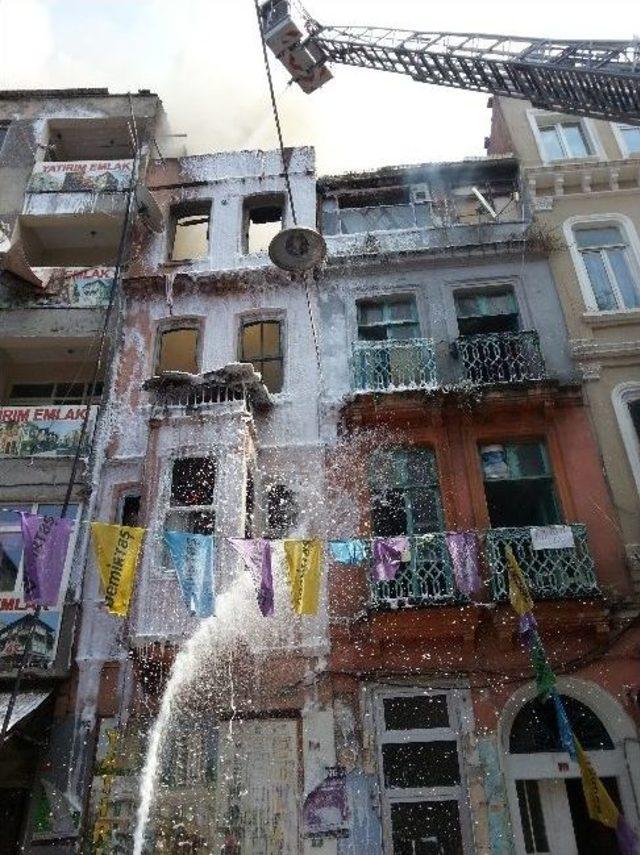 Beyoğlu’nda Ahşap Binada Çıkan Yangın 3 Binaya Sıçradı