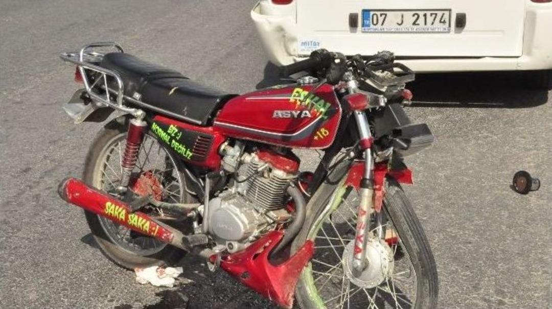 Motosiklet Minib&uuml;se &Ccedil;arptı: 1 Yaralı