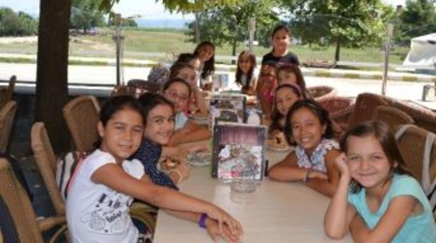 &Ouml;ğrencilere Dondurma İkramı