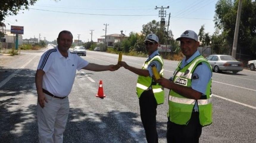 S&uuml;r&uuml;c&uuml;ler Bu Kez Ceza Değil, Muz Yediler