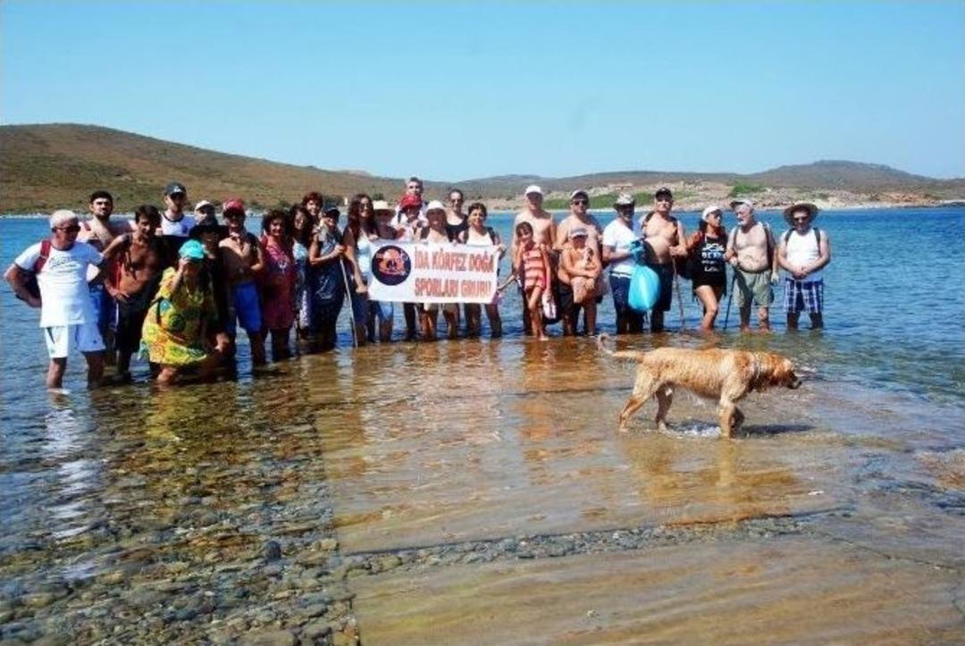 Hem Y&uuml;r&uuml;yor, Hem Temizliyorlar