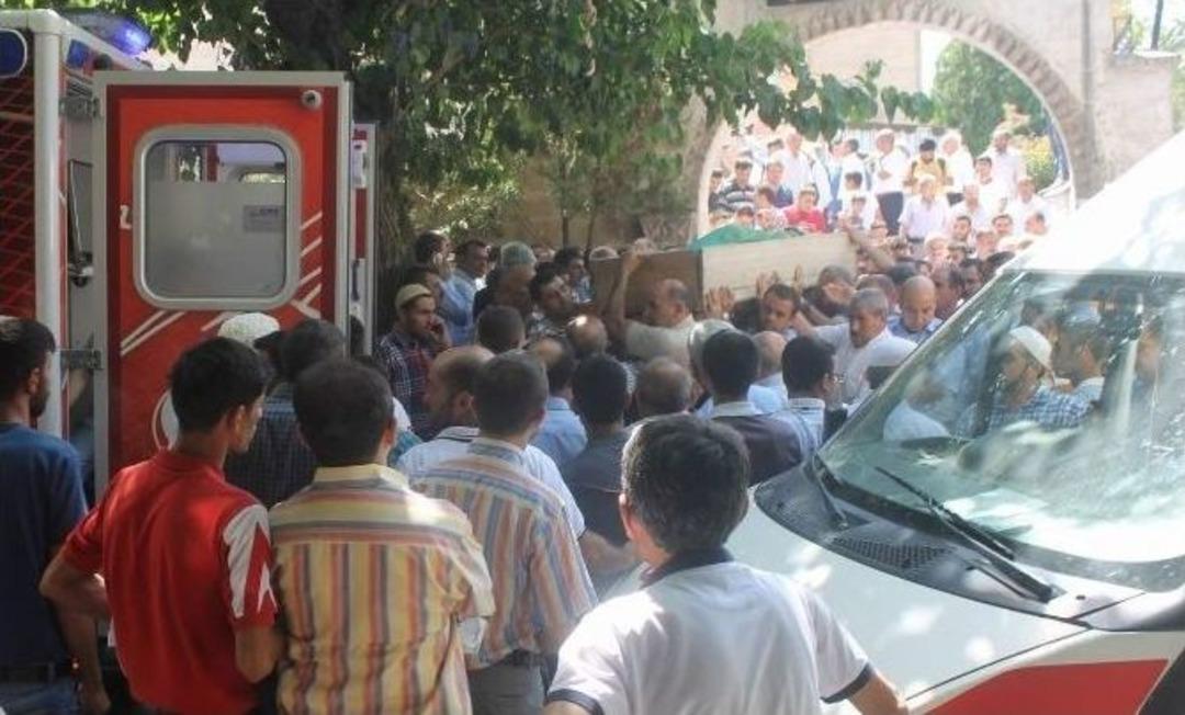 İki Kardeş Yan Yana Defnedildi