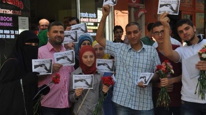 Suriyeli Gen&ccedil;lerden Kilislilere &rsquo;&rsquo;karanfil Ve Teşekk&uuml;r&rsquo;&rsquo;&rlm;