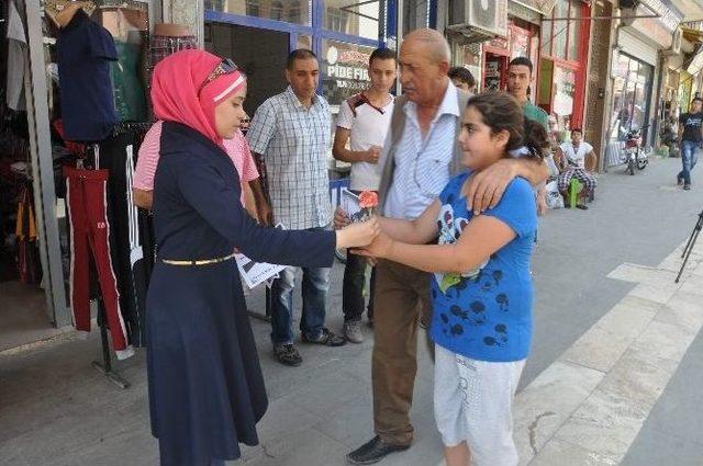 Suriyeli Gençlerden Kilislilere ’’karanfil Ve Teşekkür’’‏