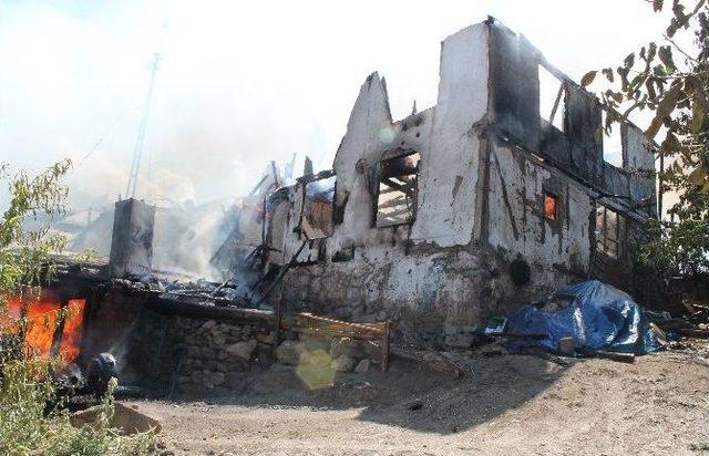 Karabey K&ouml;y&uuml;nde Yangın 1