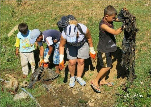 Göç Yolu Yolcuları’ndan Dipsiz Gölde Çevre Temizliği