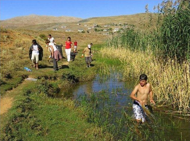 Göç Yolu Yolcuları’ndan Dipsiz Gölde Çevre Temizliği