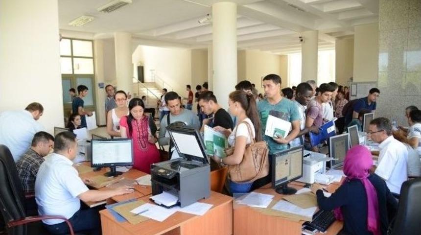 Uşak &Uuml;niversitesi&rsquo;nde Uluslararası &Ouml;ğrenci Kayıt İşlemleri Devam Ediyor