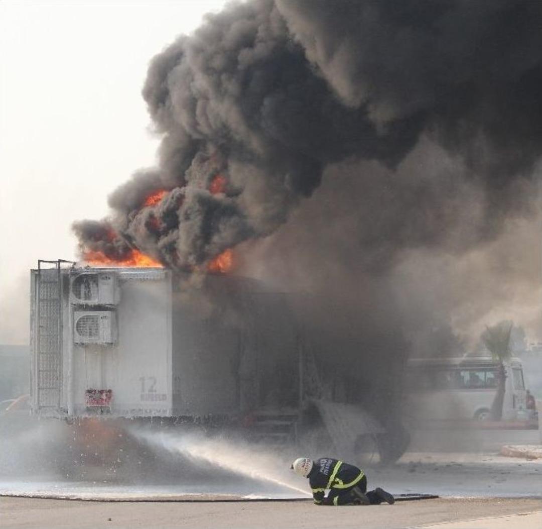 Afad Mobil Tır&rsquo;ı Karakol Bah&ccedil;esinde Yandı