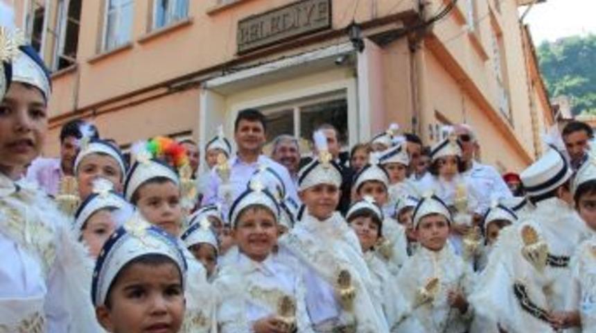 Kozlulu &Ccedil;ocuklar Toplu S&uuml;nnet Ş&ouml;leninde Buluştu