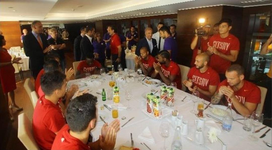 Galatasaray Y&ouml;netimi&rsquo;nden Takıma Moral Ziyareti