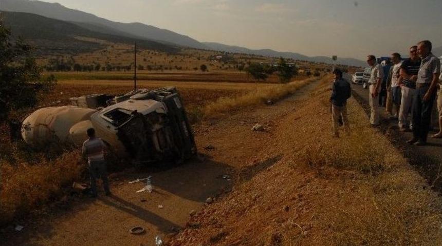 Denizli&rsquo;de Kamyon Şarampole Yuvarlandı