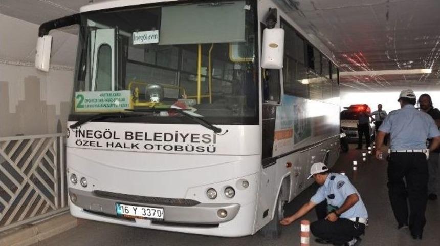 Toplu Taşıma Aracı Alt Ge&ccedil;ide Takıldı