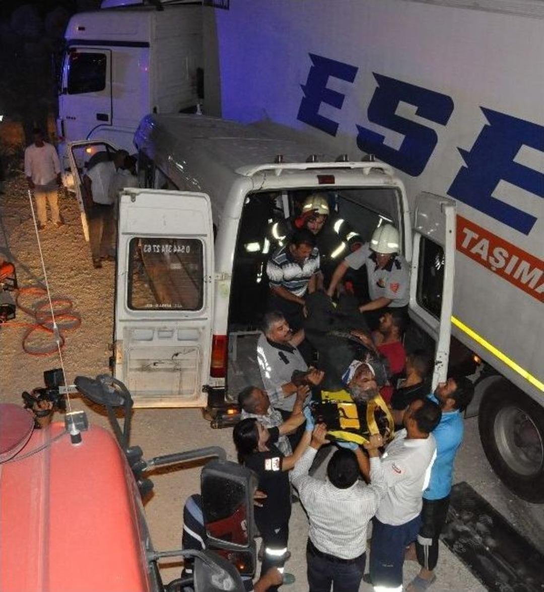 Gaziantep&rsquo;te Tır, Minib&uuml;s İle &Ccedil;arpıştı: 3&rsquo;&uuml; Ağır 13 Yaralı