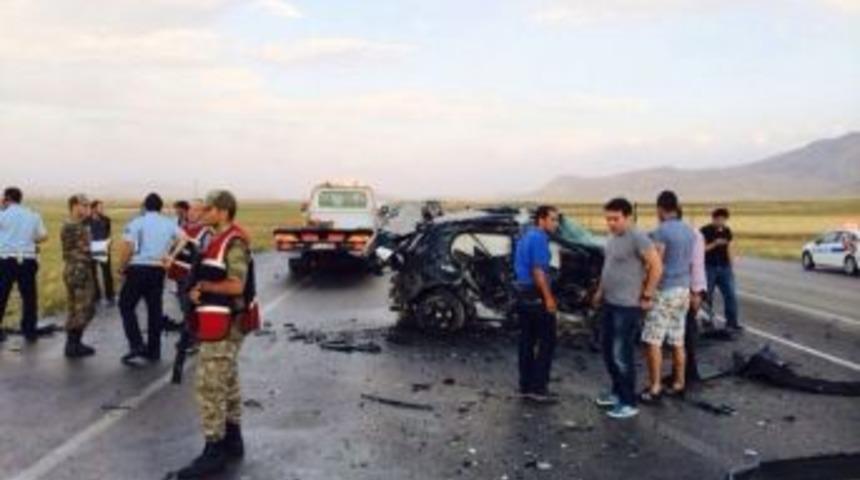 Doğubayazıt&rsquo;ta Trafik Kazası: 3 &Ouml;l&uuml;, 2 Yaralı