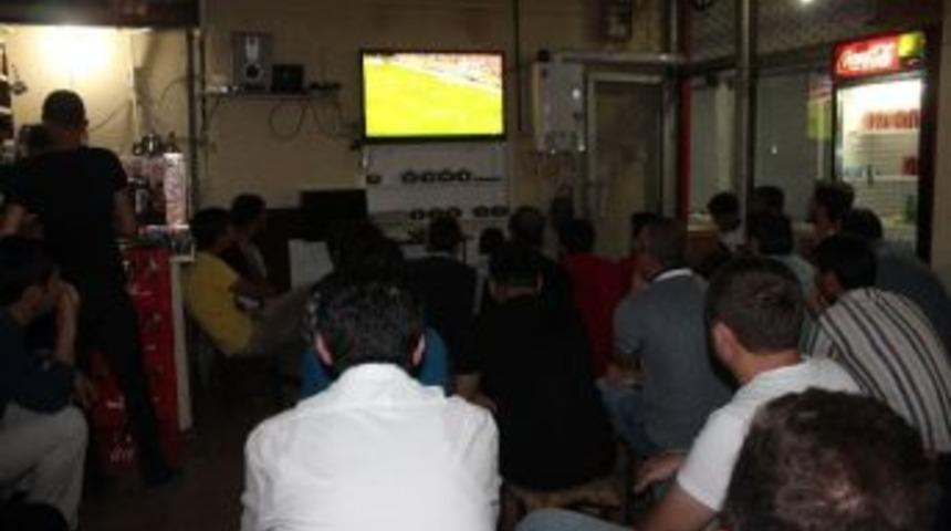 Van&rsquo;da Derbi Ma&ccedil; Sonrası Fenerbah&ccedil;e Taraftarların Kupa Coşkusu