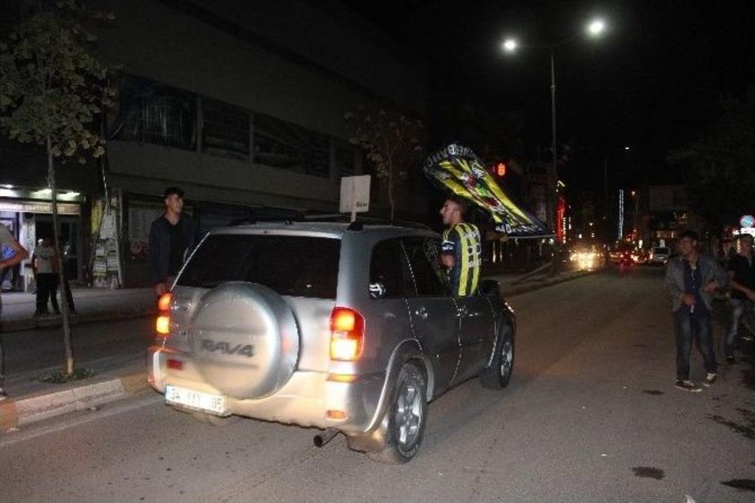 Van&rsquo;da Derbi Ma&ccedil; Sonrası Fenerbah&ccedil;e Taraftarların Kupa Coşkusu