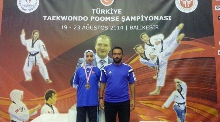 Şahinbeyli Tekvandocu T&uuml;rkiye &Uuml;&ccedil;&uuml;nc&uuml;s&uuml; Oldu