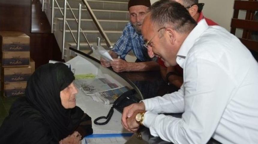 Başkan &Uuml;z&uuml;lmez &Ccedil;&ouml;z&uuml;m Masası&rsquo;nda Vatandaşı Dinledi