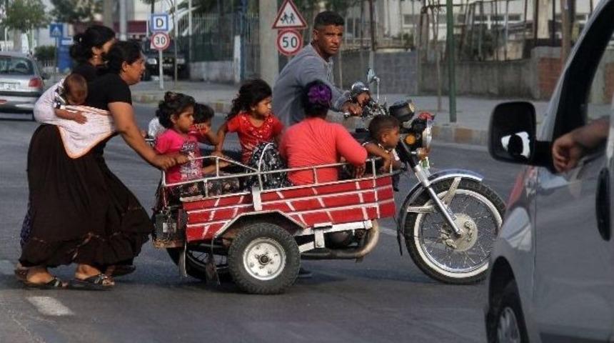 Motosiklete 9 Kişi Binince, &Ccedil;ocuklu Kadın Aracı İtmek Zorunda Kaldı