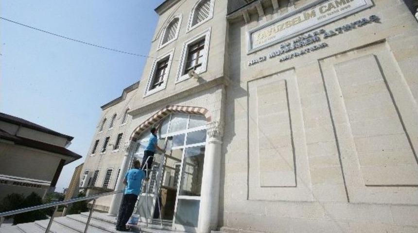 K&uuml;&ccedil;&uuml;k&ccedil;ekmece&rsquo;de İbadethaneler Temizleniyor