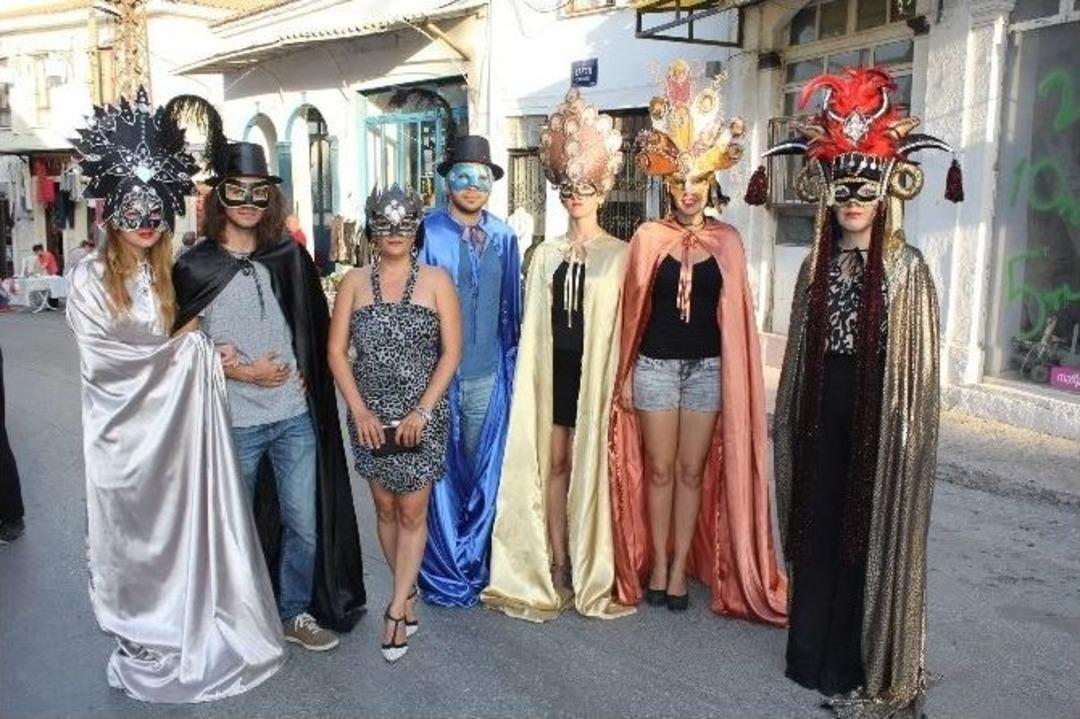 Urla&rsquo;da Canlı Performans Mask Sergisi