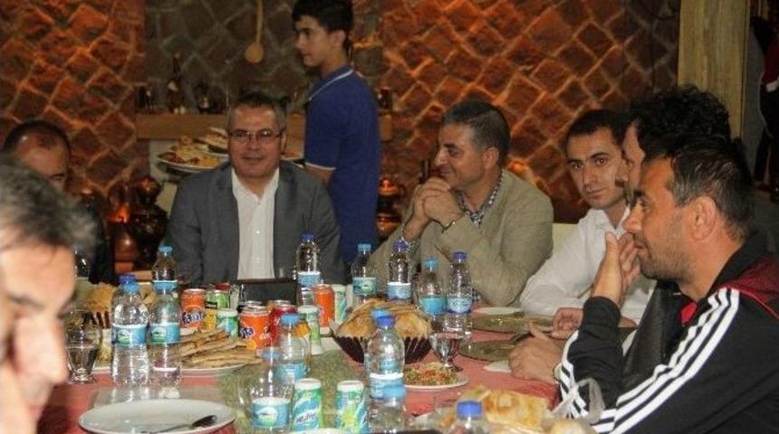 İş Adamı Tatar&rsquo;dan Serhat Ardahan Spor&rsquo;a Yemek