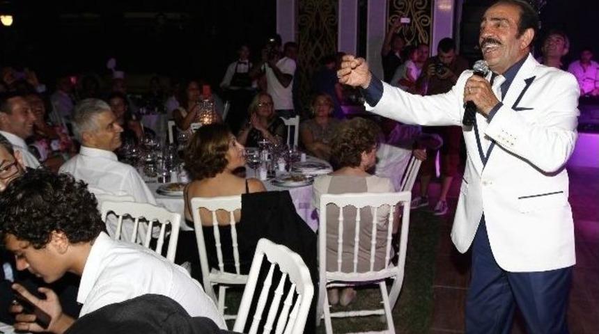 &Uuml;nl&uuml; T&uuml;rk&uuml;c&uuml; Mustafa Keser İzmir&rsquo;de Kuzenini Evlendirdi