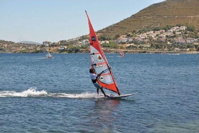 Başkan Demirağ Sörf Ve Yelkencileri Kutladı