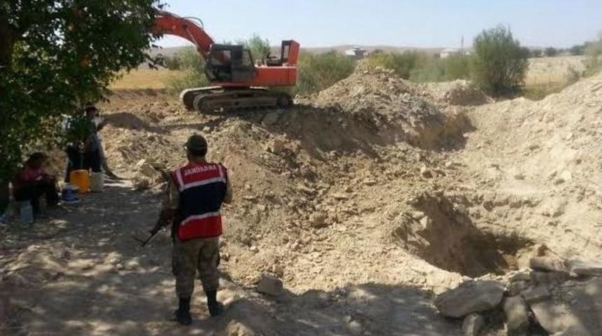 İş Makinesi İle Ka&ccedil;ak Kazı Yapan 5 Kişi Yakalandı
