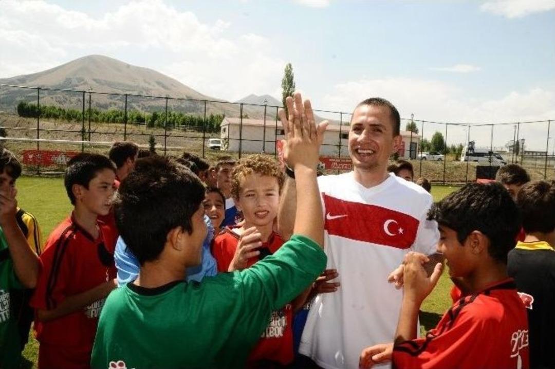 Futbol K&ouml;y&uuml;n&uuml;n El&ccedil;isi Emre Aşık, Erzurum Tff &Uuml;lker Futbol K&ouml;y&uuml;nde