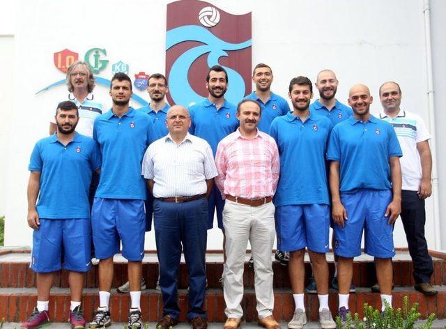 Trabzonsporlu Voleybolcular Törenle Sözleşme Imzaladı